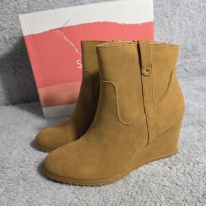 SOUL Naturalizer Haley West Women's Tan Suede Wedge Ankle Boots 8.5 NEW Flaw